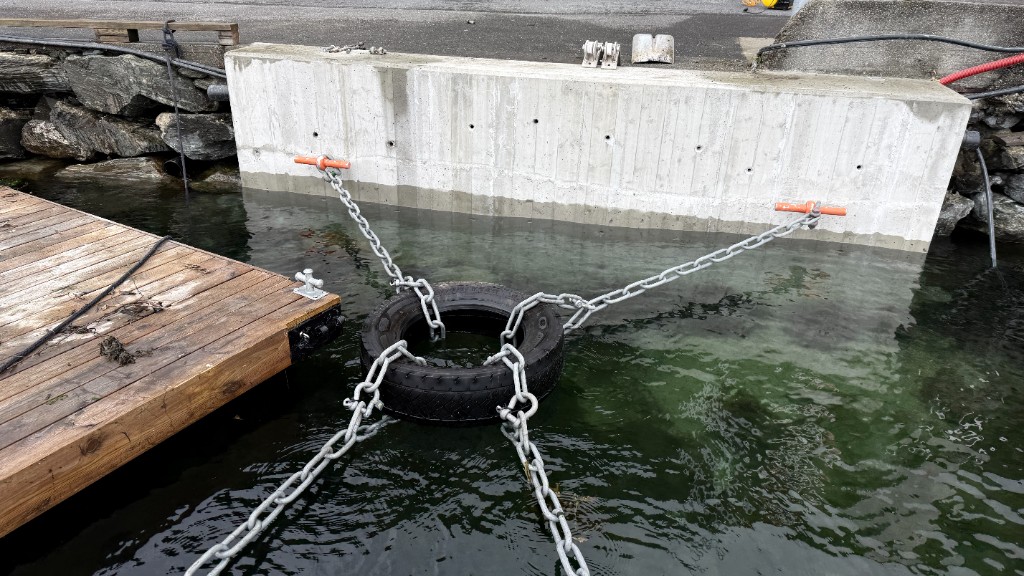 Ny innfesting og kjettingar på brygge nord
