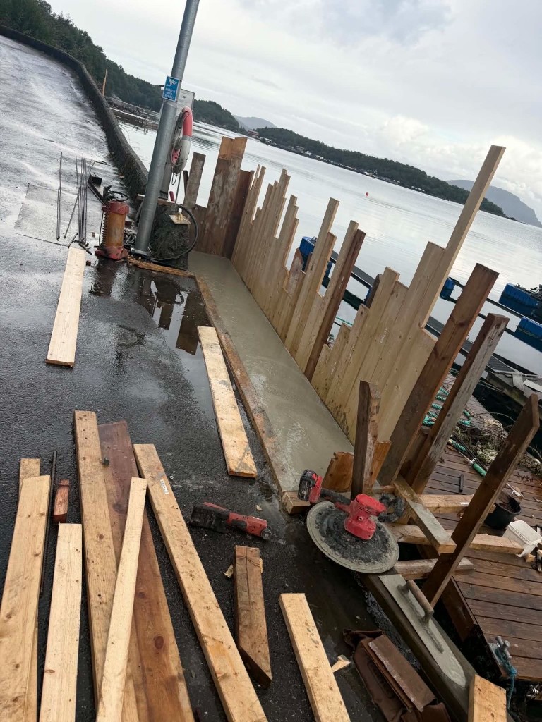 Nyleg støpt fundament på brygge nord